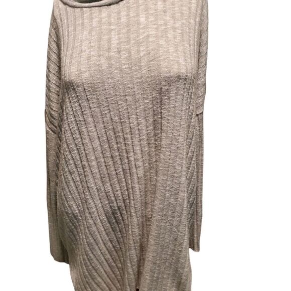 Urban outfitters out from under turtleneck - Picture 3 of 11